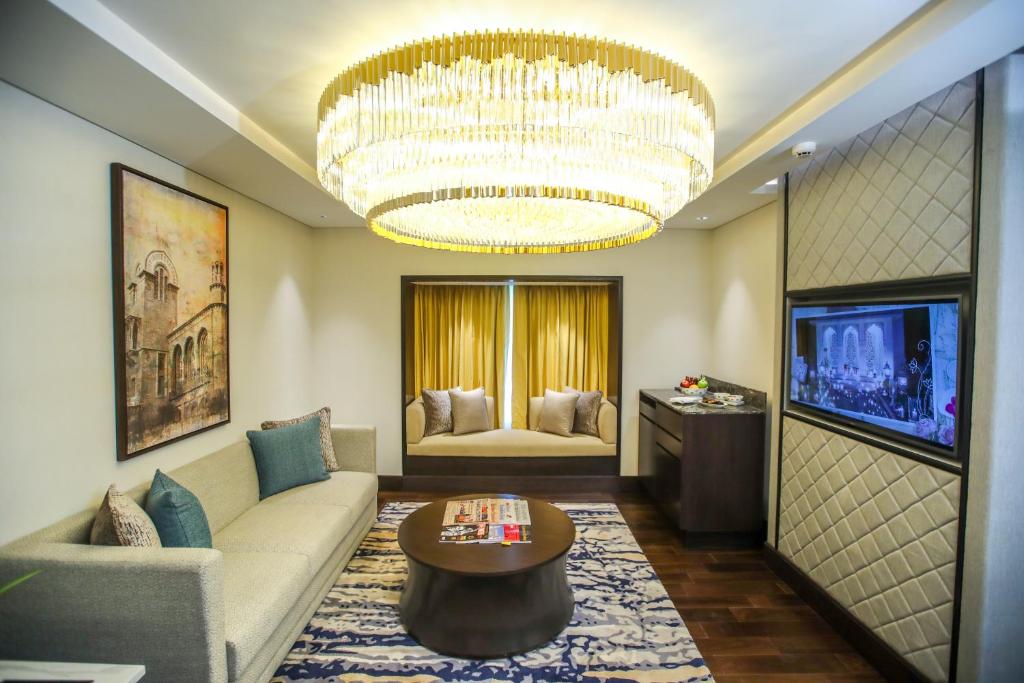 Сьюит (Роскошный люкс с доступом в лаундж и трансфером от/до аэропорта) отеля Taj Coromandel, Ченнаи