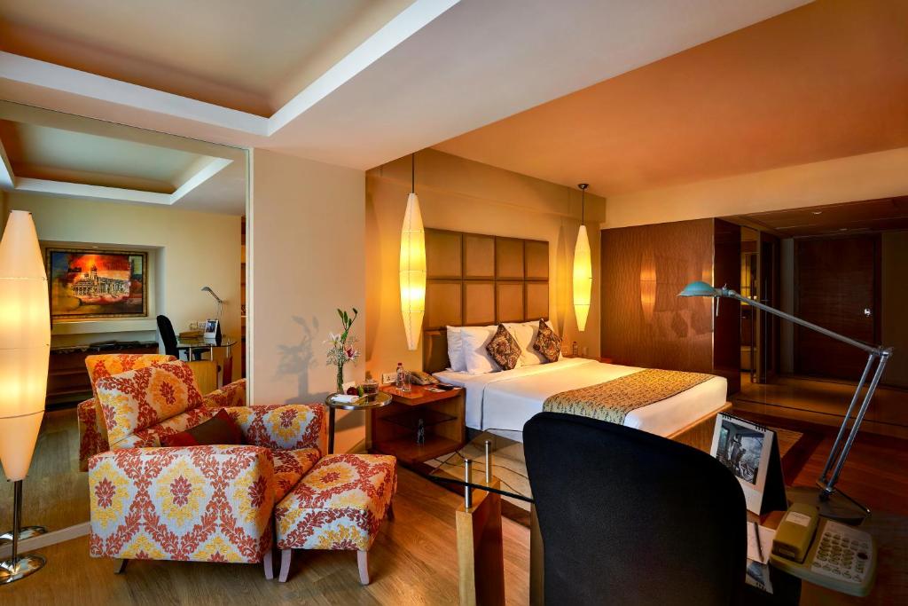 Четырехместный (Premium Room - One Way Airport Transfer) отеля Taj Club House, Ченнаи