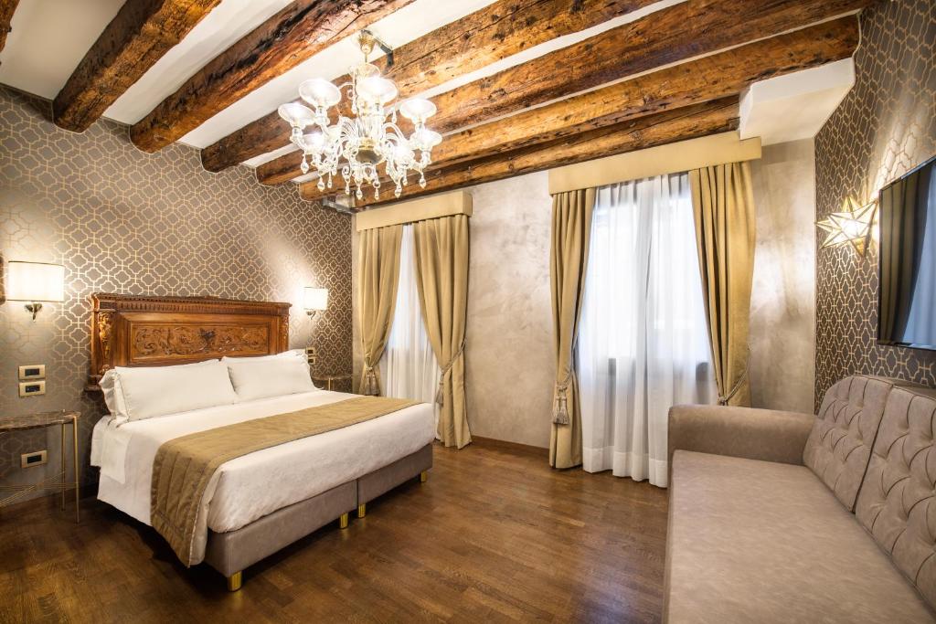Двухместный (Улучшенный двухместный номер с 1 кроватью или 2 отдельными кроватями) отеля Palazzo San Lorenzo Hotel with bar, Венеция