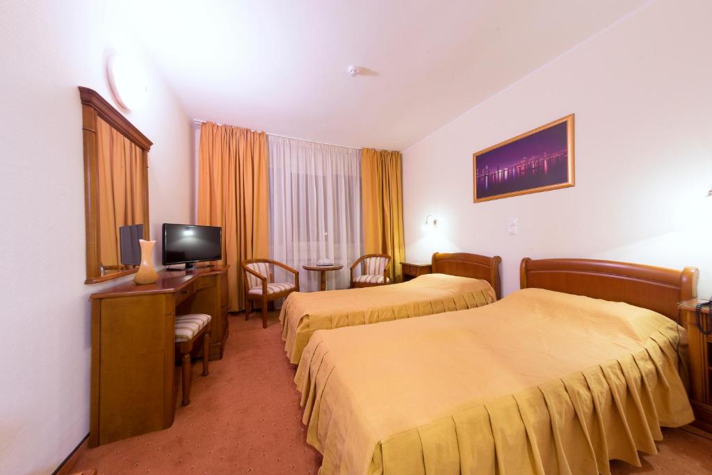 Двухместный (Стандартный двухместный номер 3 звезды с 1 кроватью или 2 отдельными кроватями и новогодним пакетом) отеля Hotel Transilvania, Алба-Юлия