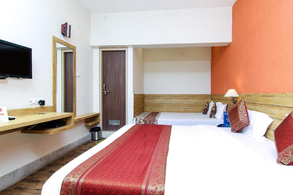 Двухместный (Улучшенный двухместный номер Делюкс с 1 кроватью или 2 отдельными кроватями) отеля Hotel R B International, Варанаси