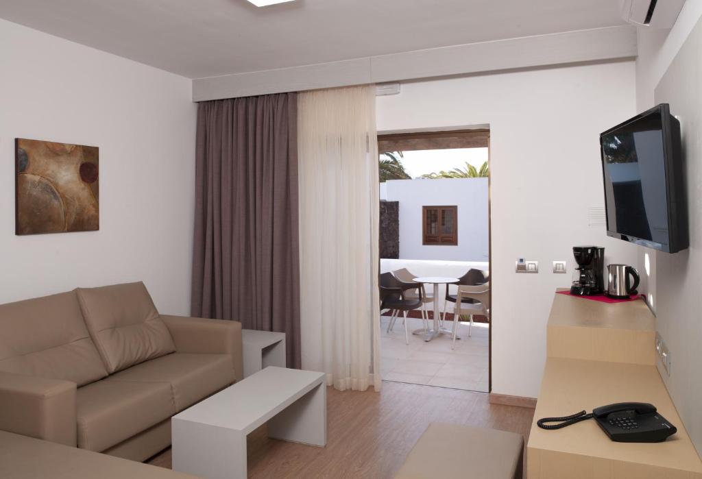 Двухместный (Улучшенный двухместный номер с 2 отдельными кроватями (2 взрослых и 2 детей)) отеля HL Rio Playa Blanca, Плайя-Бланка