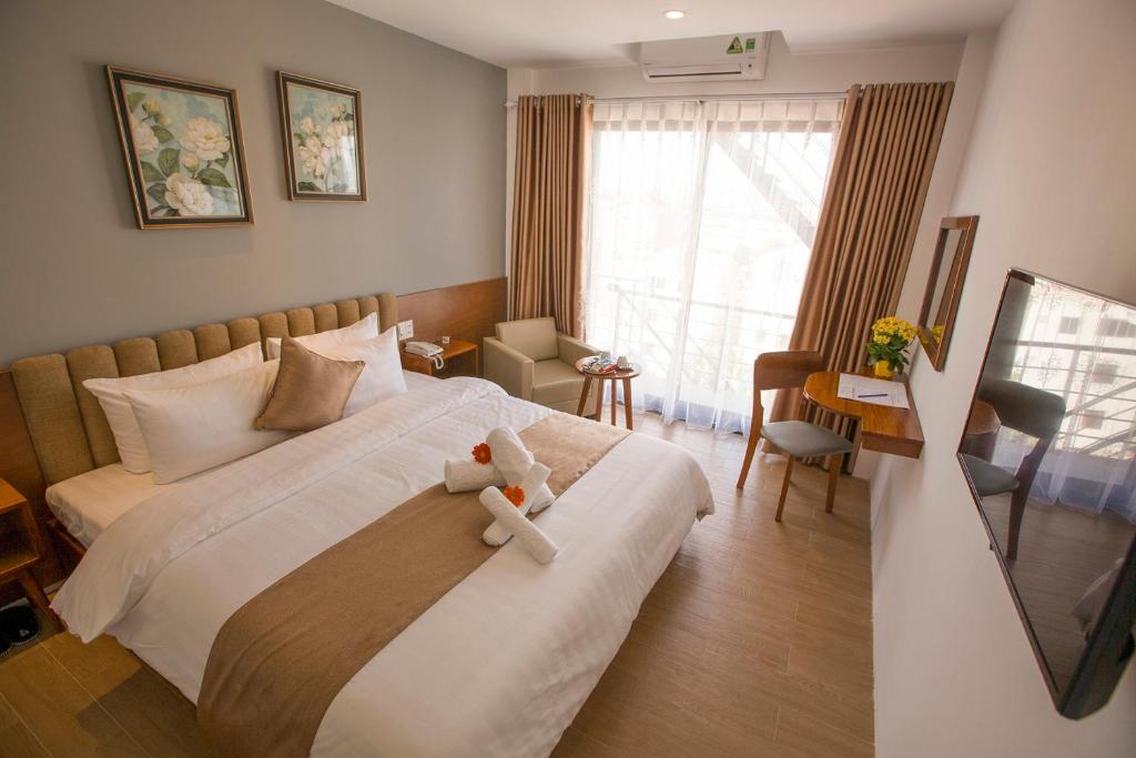Двухместный (Улучшенный двухместный номер с 1 кроватью или 2 отдельными кроватями, вид на город) отеля Gardenia Hue Hotel, Хюэ
