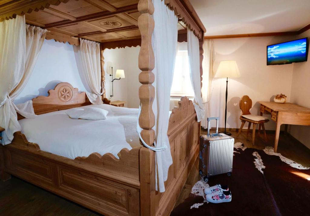 Двухместный (Номер с кроватью размера «king-size» и видом на горы) отеля Hotel de Ville, Грюйер