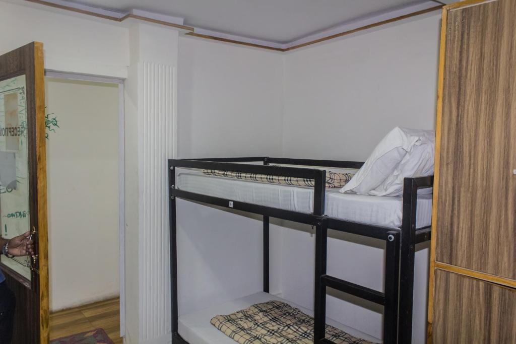 Номер (Кровать в общем 8-местном номере для мужчин и женщин) хостела The Backpackers Hostel, Нью-Дели