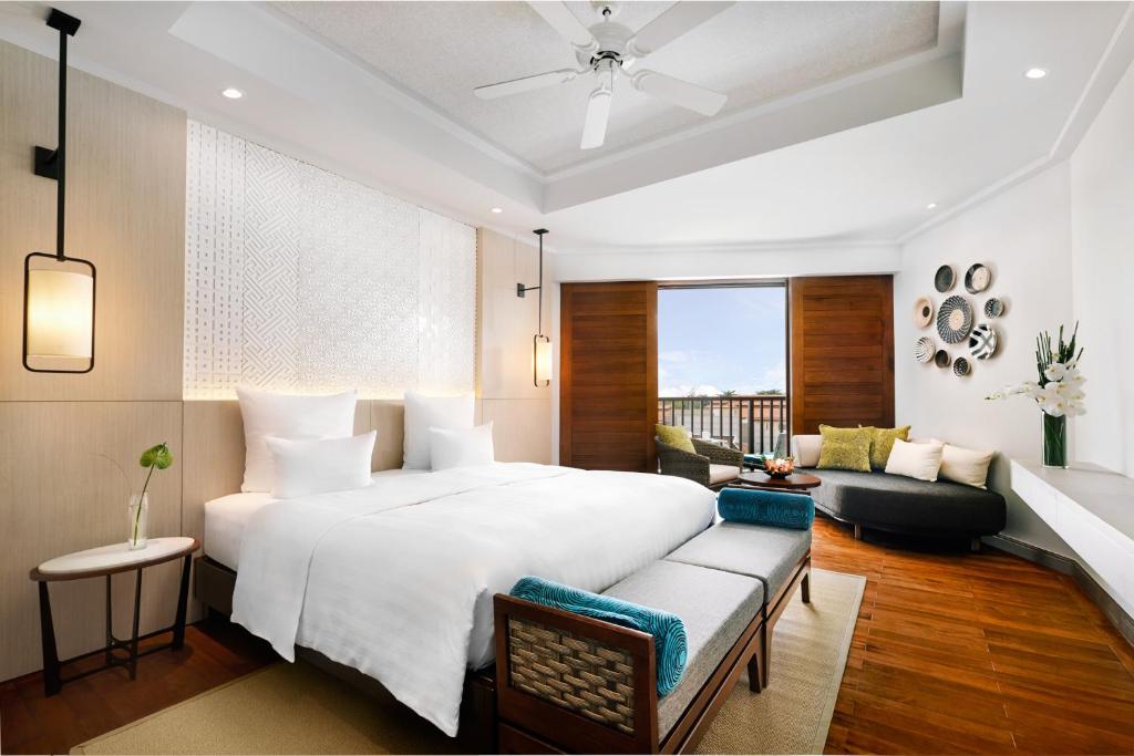 Двухместный (Двухместный номер Делюкс с 1 кроватью и балконом) курортного отеля Pullman Danang Beach Resort, Дананг