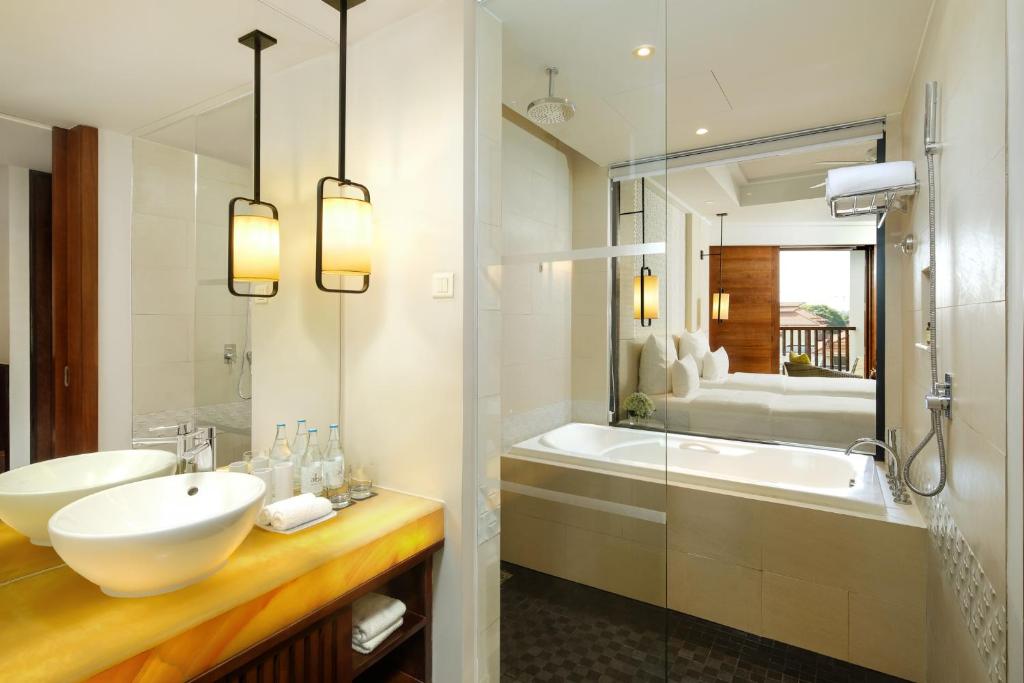 Двухместный (Улучшенный двухместный номер с 2 отдельными кроватями и балконом) курортного отеля Pullman Danang Beach Resort, Дананг