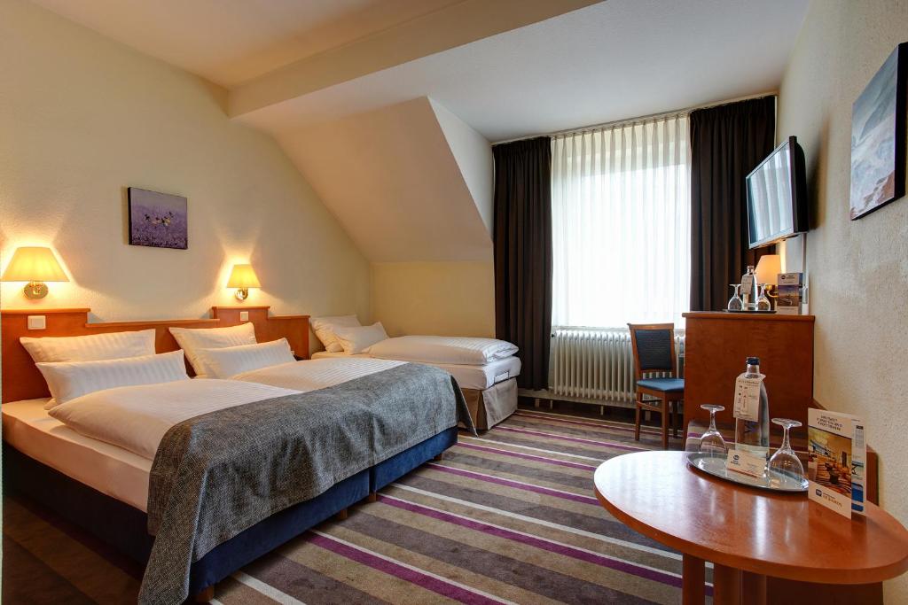 Семейный (Семейный номер с двуспальной кроватью и диваном-кроватью) отеля Best Western Ambassador Hotel, Дюссельдорф