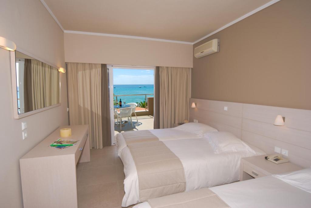 Трехместный (Улучшенный трехместный номер с видом на море) отеля Siviris Golden Beach, Сиври
