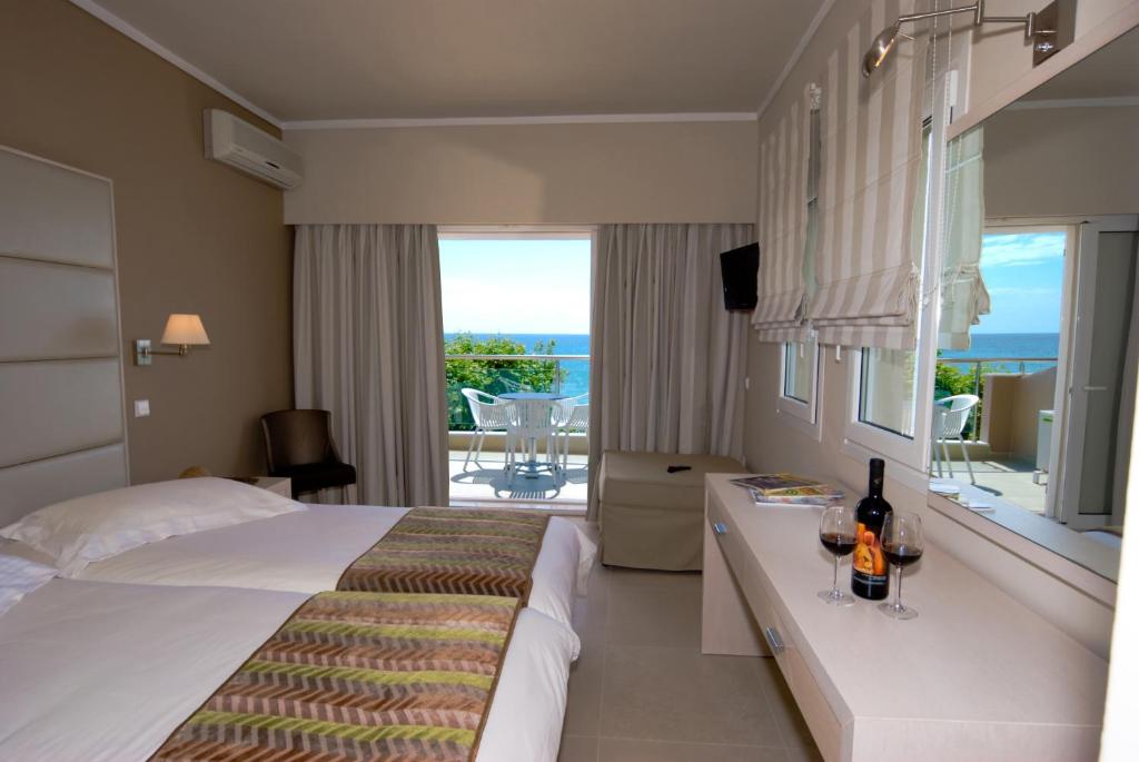 Двухместный (Улучшенный двухместный номер с 2 отдельными кроватями и видом на море) отеля Siviris Golden Beach, Сиври