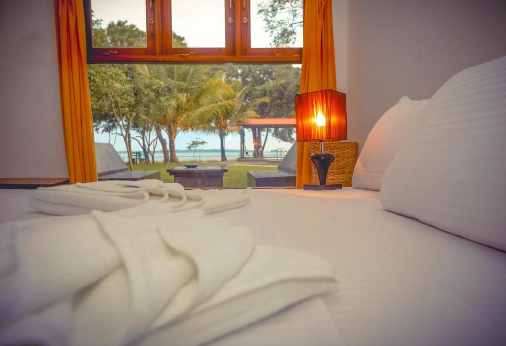 Двухместный (Двухместный номер Делюкс с 1 кроватью и видом на озеро) отеля Thidas Arana Lake, Полоннарува