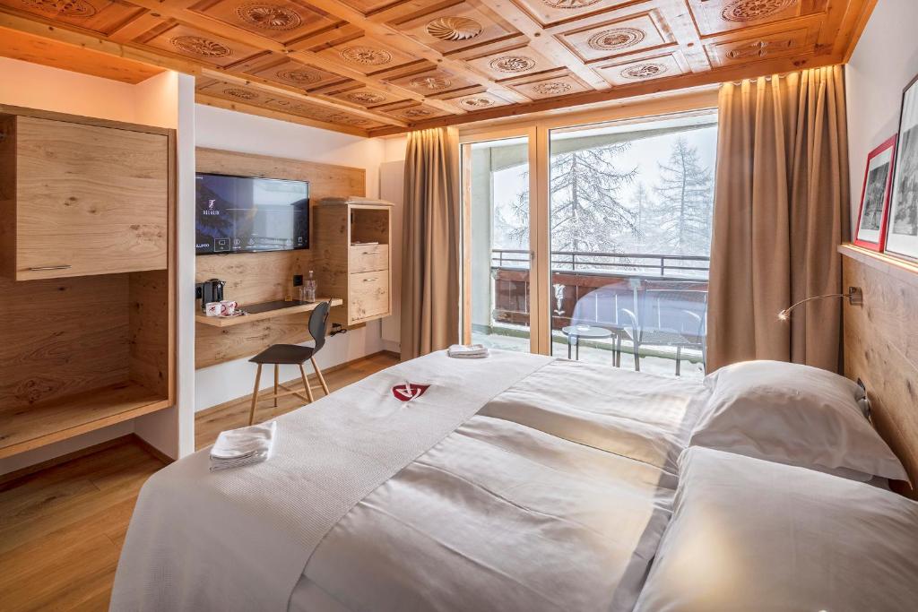 Двухместный (Стандартный двухместный номер с видом на горы) отеля Swiss Alpine Hotel Allalin, Церматт