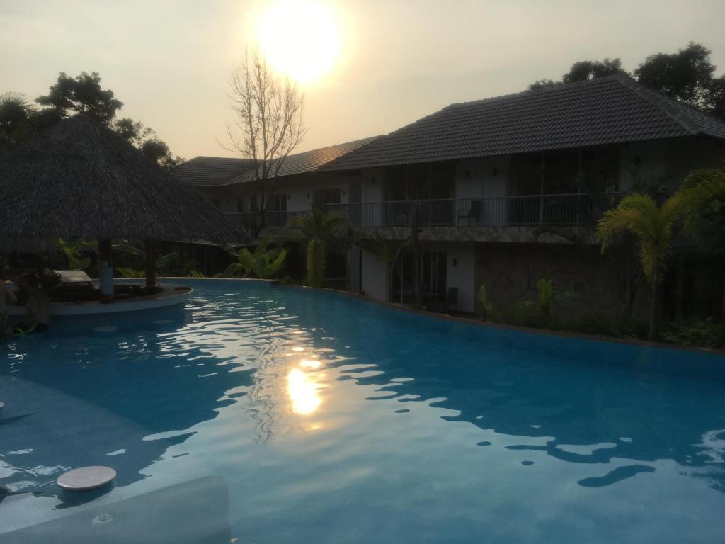 Сьюит (Семейные апартаменты с балконом и видом на бассейн) курортного отеля Le Forest Resort, Дуонг-Донг