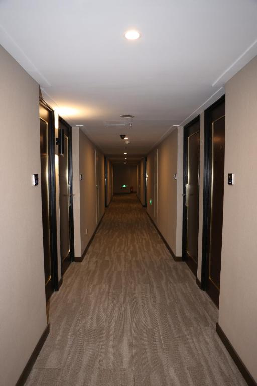 Двухместный (Двухместный номер Делюкс бизнес-класса с 1 кроватью) отеля Dalian Royal Hotel, Далянь