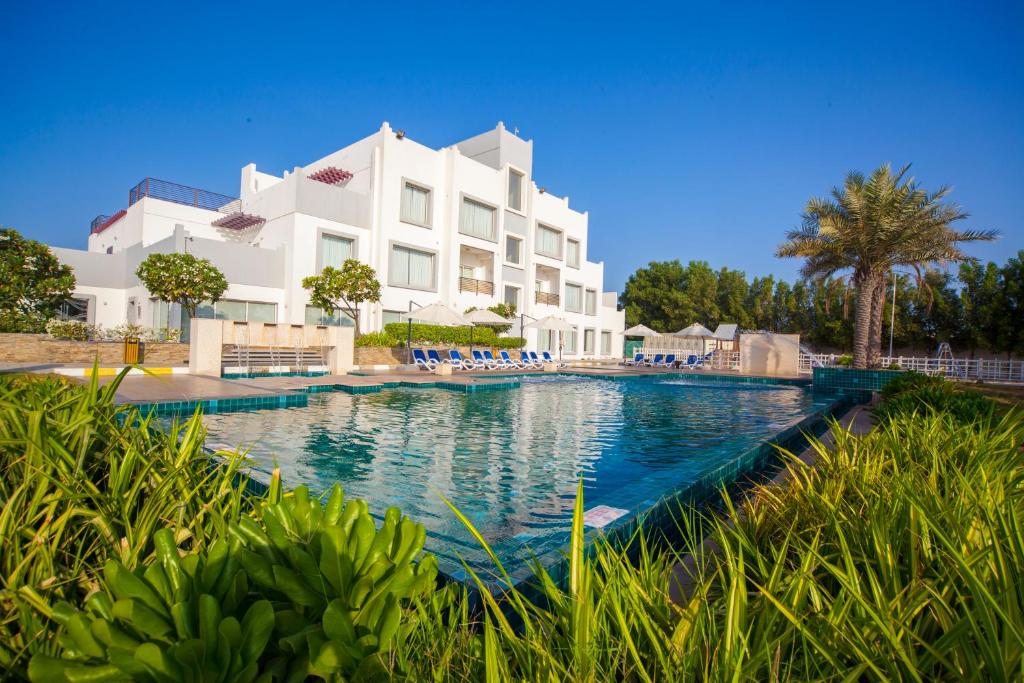 Сьюит (Представительский люкс с видом на море) курортного отеля Pearl Beach Hotel, Умм-эль-Кайвайн