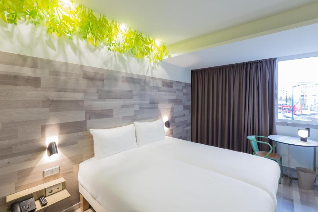 Двухместный (Улучшенный двухместный номер с 2 отдельными кроватями) отеля Hotel Eduardo VII, Лиссабон