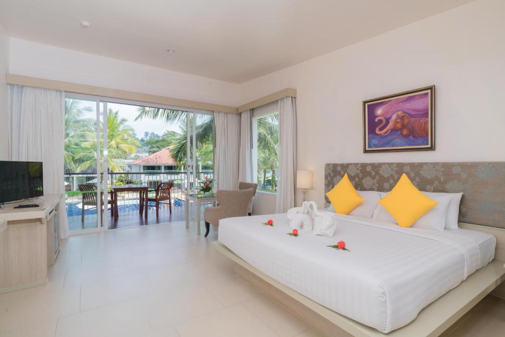 Двухместный (Номер Делюкс со стороны бассейна - Чем дольше срок проживания, тем ниже тариф) курортного отеля The Briza Beach Resort, Khao Lak, Кхаулак