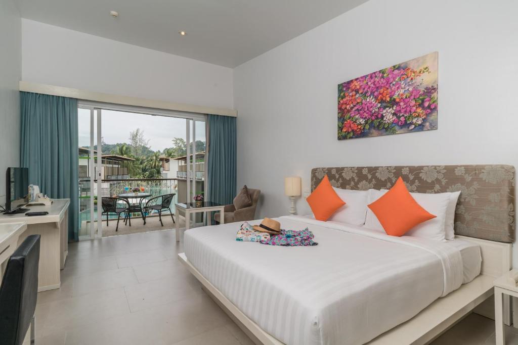 Двухместный (Двухместный номер Делюкс с 1 кроватью или 2 отдельными кроватями и видом на бассейн) курортного отеля The Briza Beach Resort, Khao Lak, Кхаулак
