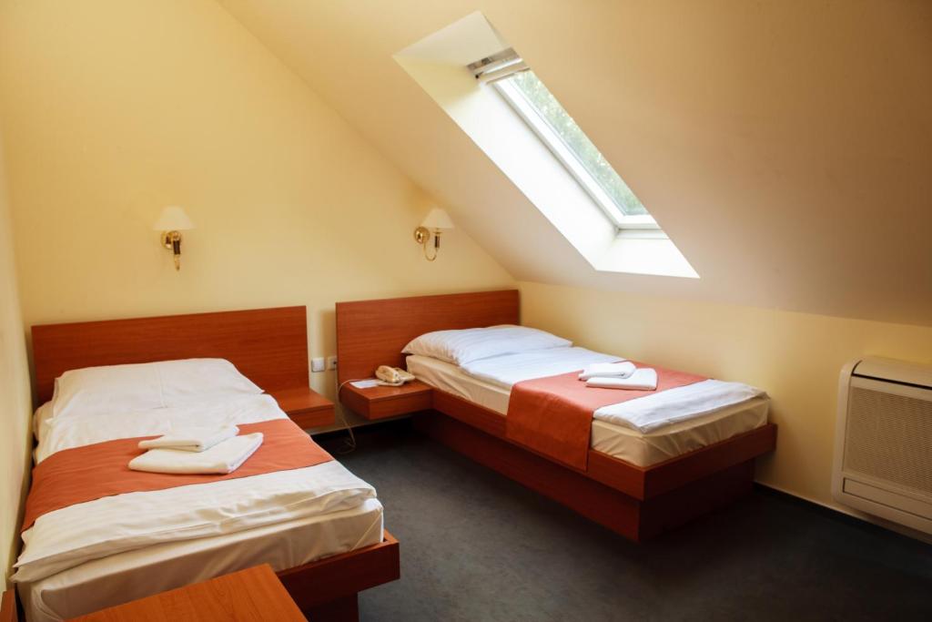 Двухместный (Двухместный номер с 1 кроватью или 2 отдельными кроватями) отеля Lipa Hotel és Étterem, Сомбатхей
