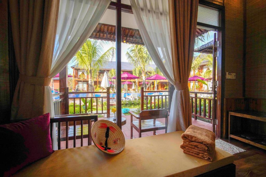 Номер (Бунгало с видом на бассейн) отеля Phu Quoc Bambusa Resort, Дуонг-Донг