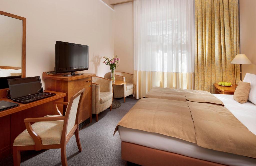 Двухместный (Стандартный двухместный номер с 1 кроватью или 2 отдельными кроватями, пакет спа-процедур) отеля Dr. Adler Spa & Kurhotel, Франтишковы-Лазне