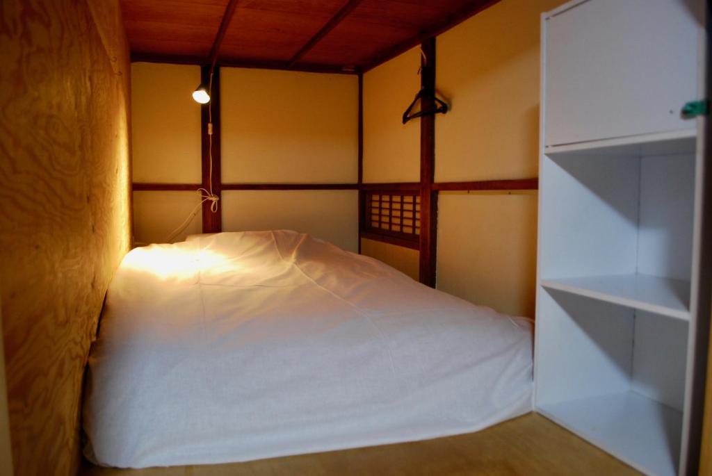 Номер (Кровать в общем 8-местном номере для мужчин и женщин) хостела Nomad Hostel Classic, Токио