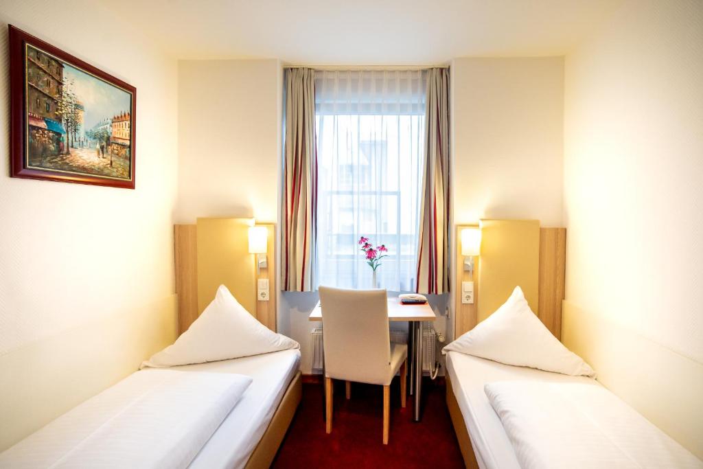 Двухместный (Классический двухместный номер с 2 отдельными кроватями) отеля Hotel Domblick Garni, Кельн