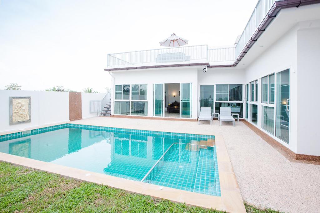 Вилла (Three-Bedroom Villa with Private Pool and Outdoor Hot Tub), Lux Family Villas