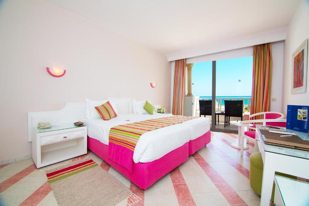 Двухместный (Стандартный двухместный номер с 2 отдельными кроватями и видом на море) курортного отеля Golden Tulip Taj Sultan, Хаммамет