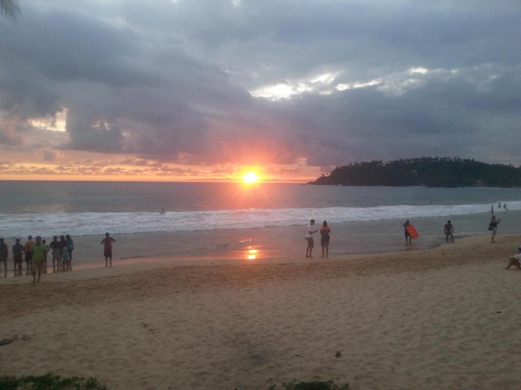 Шри солнце. Sun in Sea Унаватуна фото. Tiki Bay Mirissa фото номера. Mirissa Sri Lanka photo.