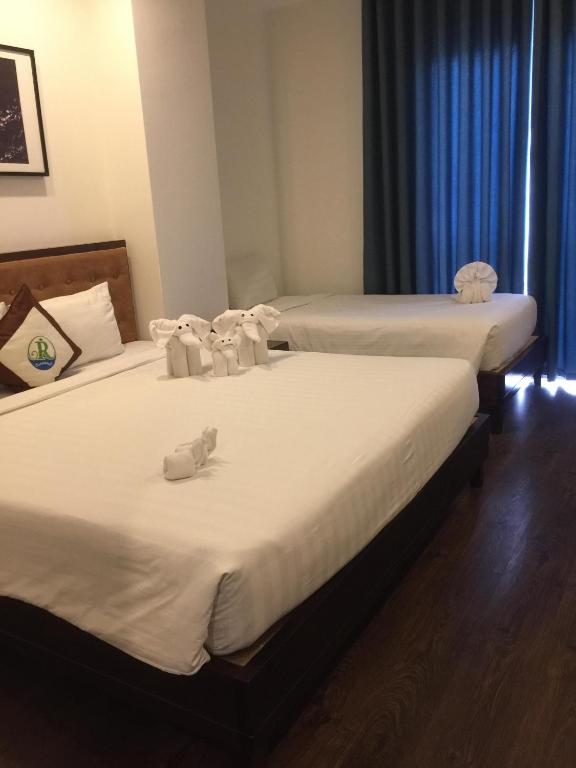 Трехместный (Трехместный номер Делюкс с балконом) отеля Ritzy Boutique Hotel Da Nang, Дананг