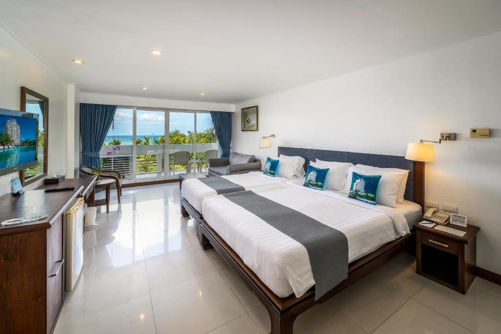 Двухместный (Superior Plus Seaview Room) курортного отеля Andaman Beach Suites, Пхукет