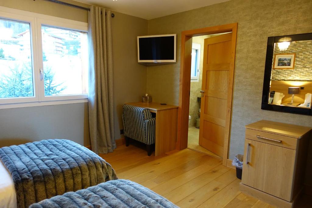 Двухместный (Роскошный двухместный номер с 1 кроватью или 2 отдельными кроватями, вид на горы) отеля Chalet Grand Loup, Нанда