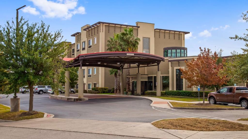 Best Western Plus Lackland Hotel and Suites., Сан-Антонио