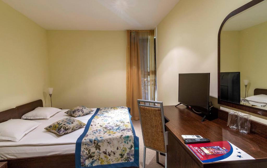 Двухместный (Небольшой двухместный номер эконом-класса с 2 отдельными кроватями) отеля Plaza Hotel, Варна (Северо-Восточная Болгария)