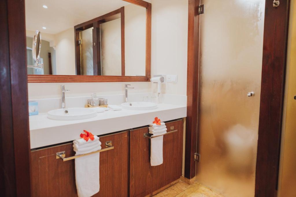 Трехместный (Полулюкс с гидромассажной ванной (для 3 взрослых и 1 ребенка) - Бесплатный Wi-Fi) курортного отеля Majestic Colonial - Punta Cana, Баваро