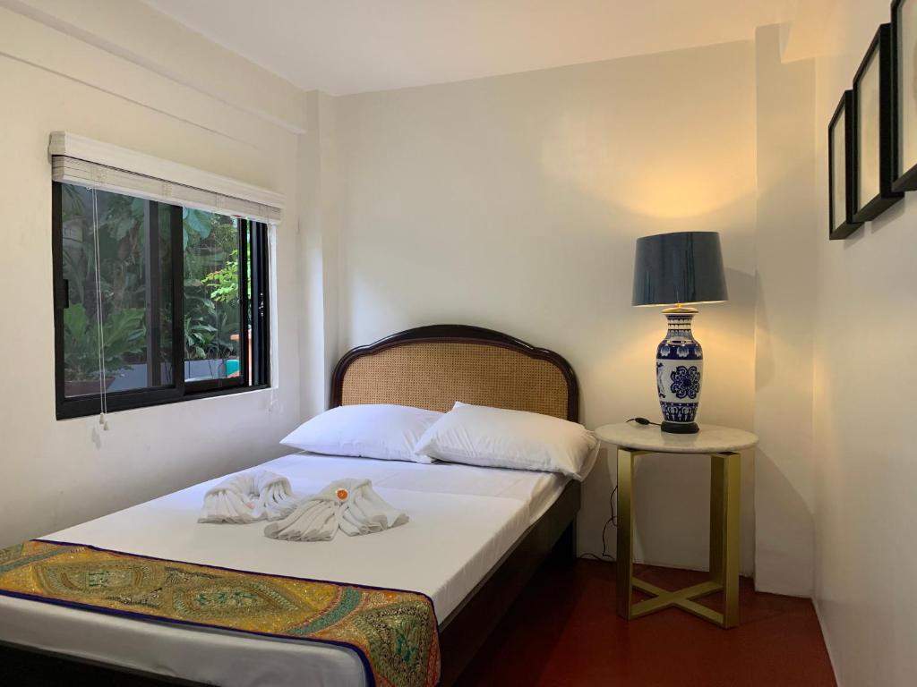 Двухместный (Стандартный двухместный номер с 1 кроватью и вентилятором) отеля Courtyard Hotel, Манила