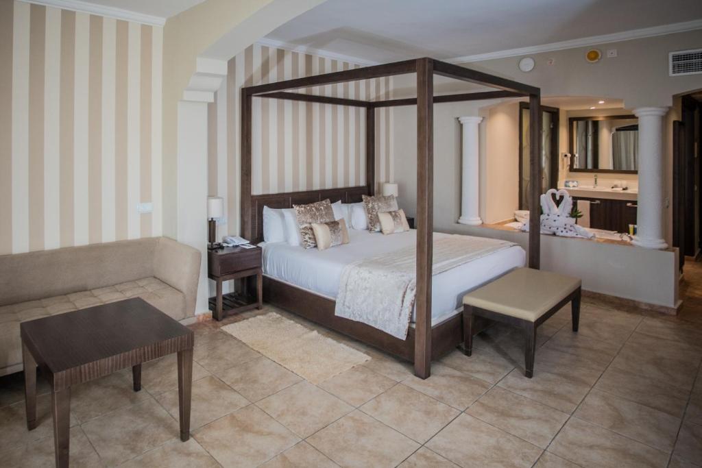 Двухместный (Полулюкс Colonial Club с гидромассажной ванной (только для взрослых, от 18 лет) - Бесплатный Wi-Fi) курортного отеля Majestic Colonial - Punta Cana, Баваро