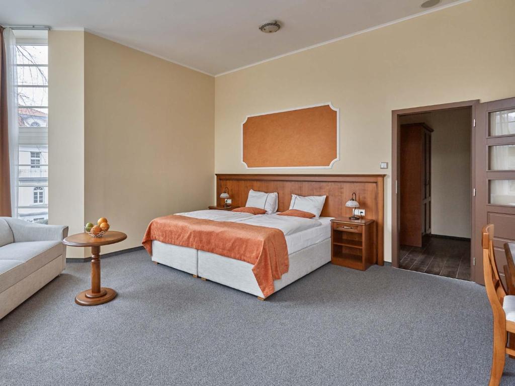 Двухместный (Двухместный номер с 1 кроватью или 2 отдельными кроватями и дополнительной кроватью) апарт-отеля Akropolis, Карловы Вары