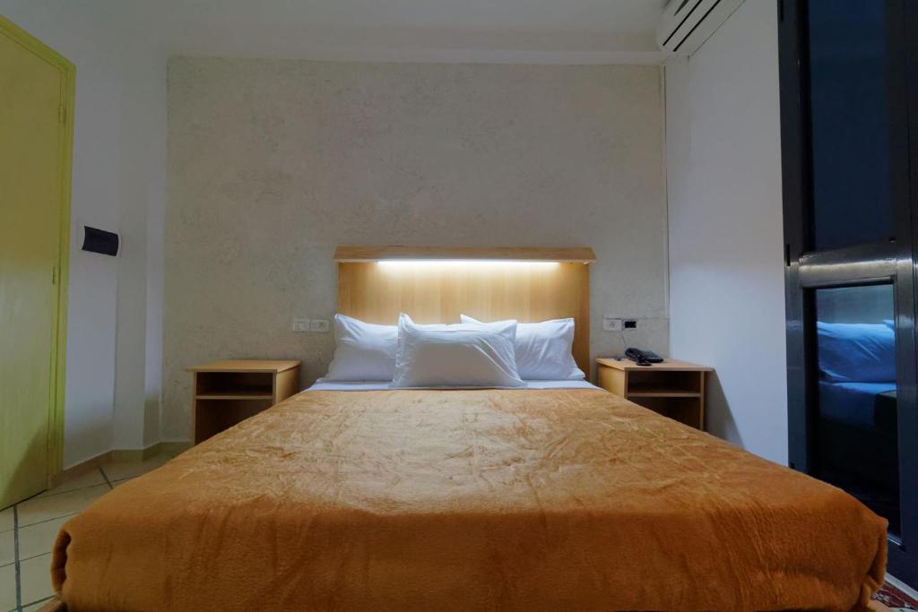 Двухместный (Двухместный с 1 кроватью или 2 отдельными кроватями и душем) отеля Hotel Roma, Тунис (город)