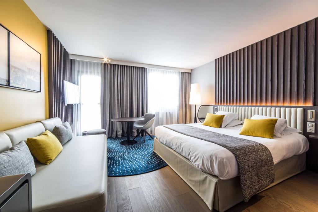 Трехместный (Triple Room with 1 Queen Bed and Sofa Bed - Non-Smoking) отеля Best Western Premier Hôtel de la Paix, Реймс
