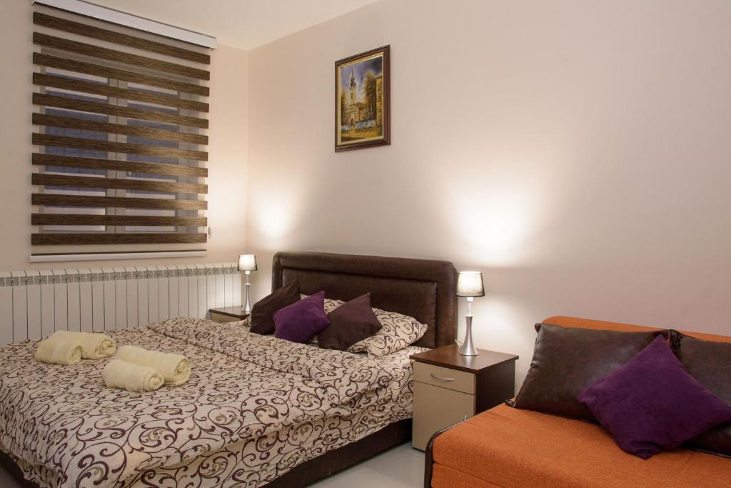 Двухместный (Двухместный номер с двуспальной кроватью и дополнительной кроватью) гостевого дома Guest House Centar lux, Зренянин