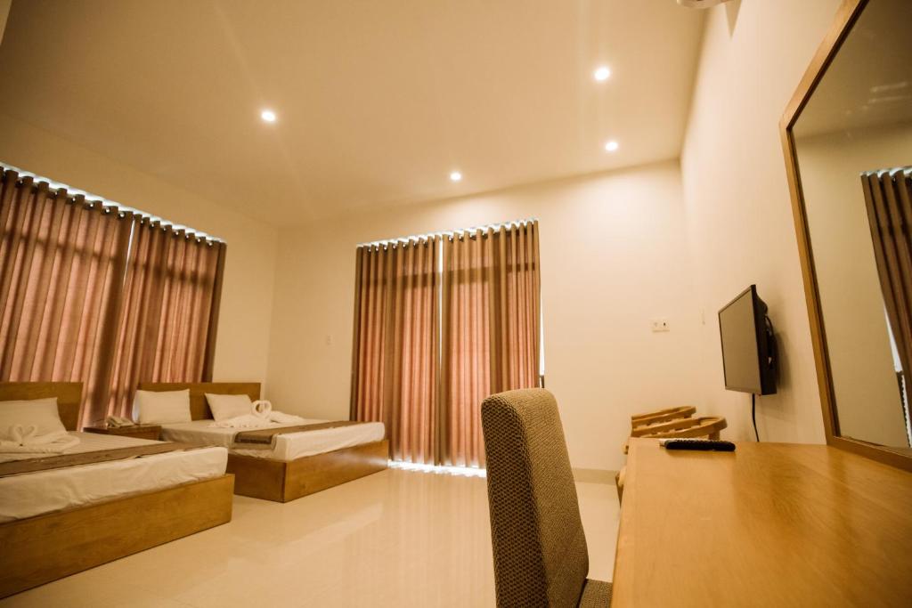Двухместный (Двухместный номер Делюкс с 1 кроватью или 2 отдельными кроватями и балконом) отеля Tuyet Suong Villa Hotel, Куангнгай