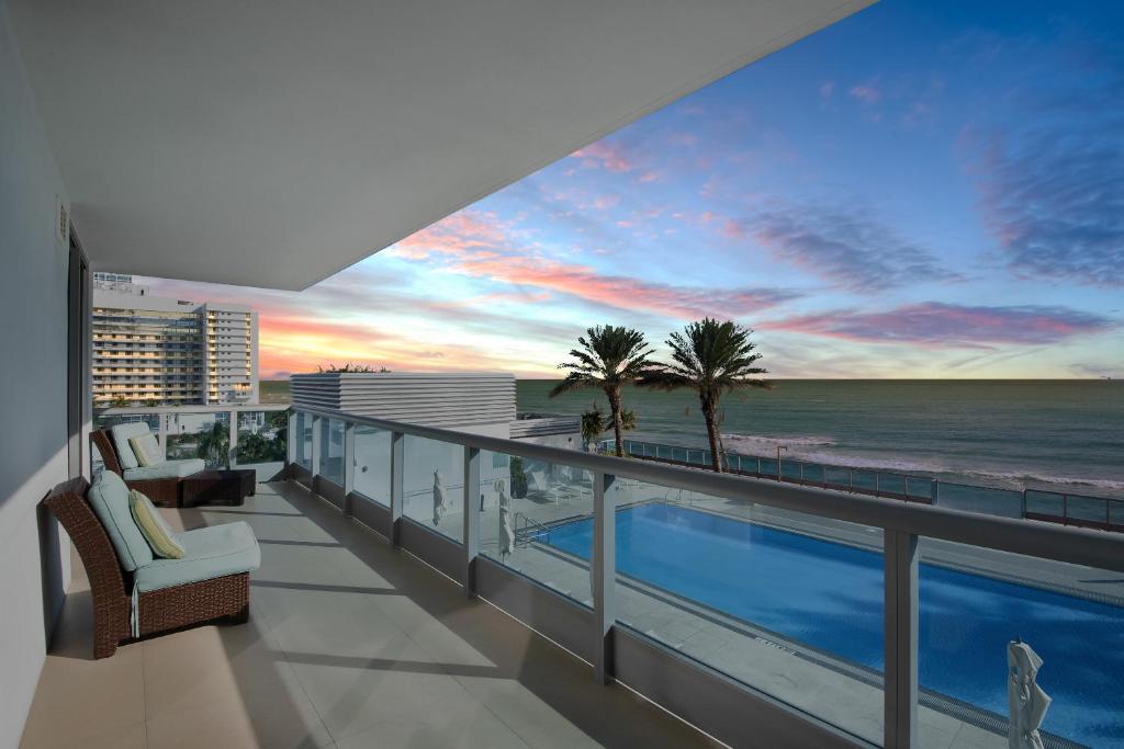 Апартаменты (Апартаменты с 1 спальней - с видом на океан) апартамента Churchill Suites Monte Carlo Miami Beach, Майами-Бич