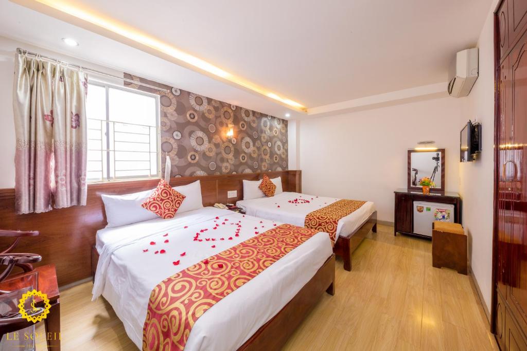 Четырехместный (Улучшенный номер с 2 кроватями размера «queen-size») отеля LE SOLEIL HOTEL managed by NEST Group, Нячанг