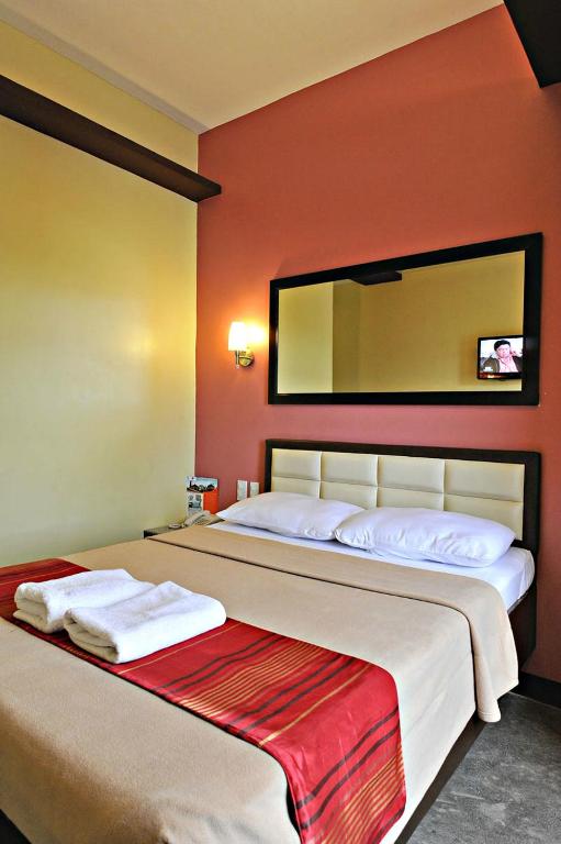 Двухместный (Улучшенный двухместный номер с 1 кроватью) отеля Express Inn Cebu, Себу