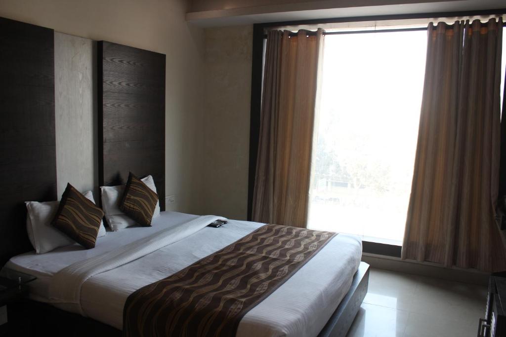 Двухместный (Двухместный номер Делюкс с 1 кроватью) отеля Hotel Galaxy, Аллахабад