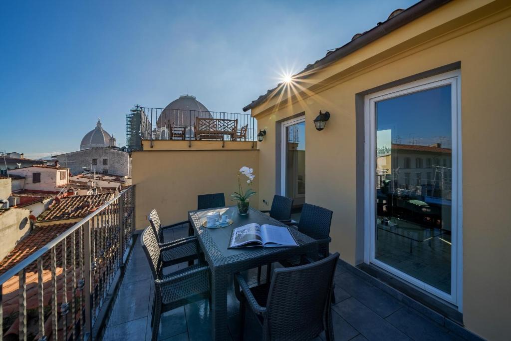 Апартаменты (Апартаменты с 3 спальнями и террасой - Via Sant' Antonino 27), Apartments Florence- Duomo