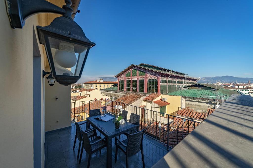 Апартаменты (Апартаменты с 3 спальнями и террасой - Via Sant' Antonino 27), Apartments Florence- Duomo