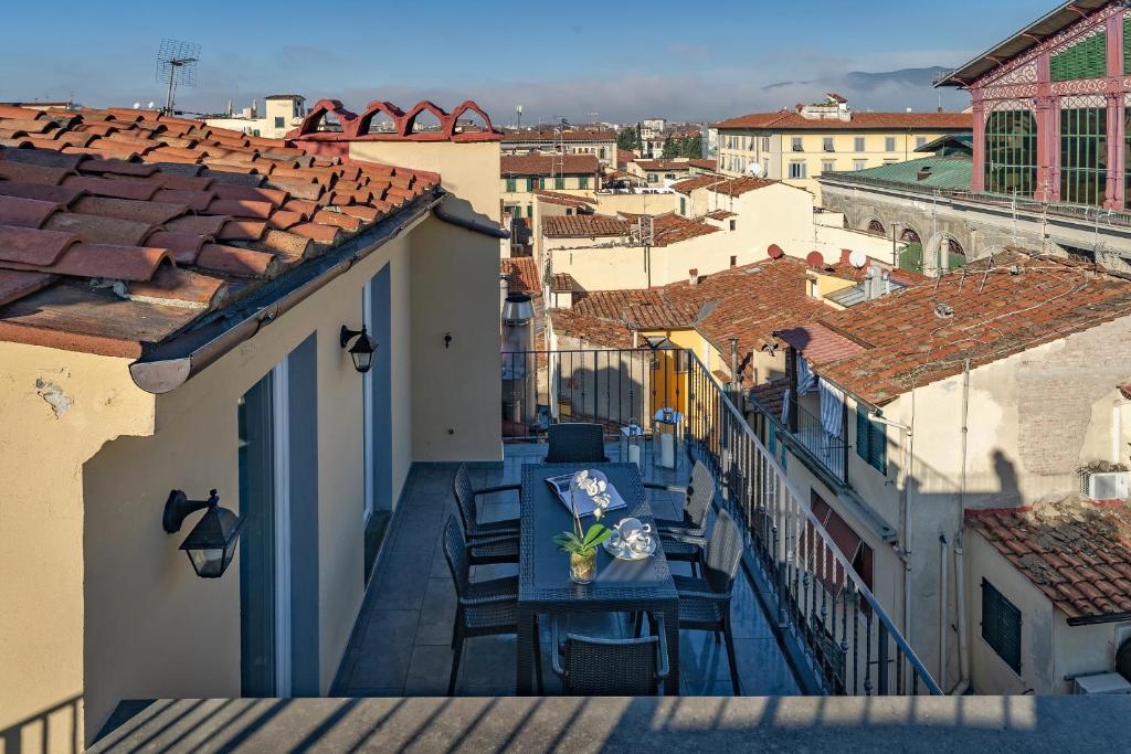 Апартаменты (Апартаменты с 3 спальнями и террасой - Via Sant' Antonino 27), Apartments Florence- Duomo